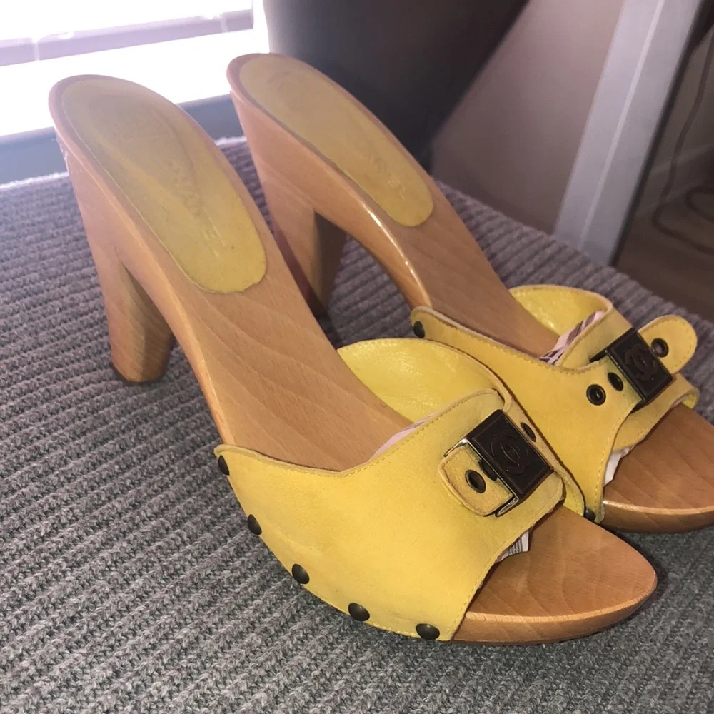 !SOLD! CHANEL Vintage Mules Yellow Suede - Picture 4 of 8